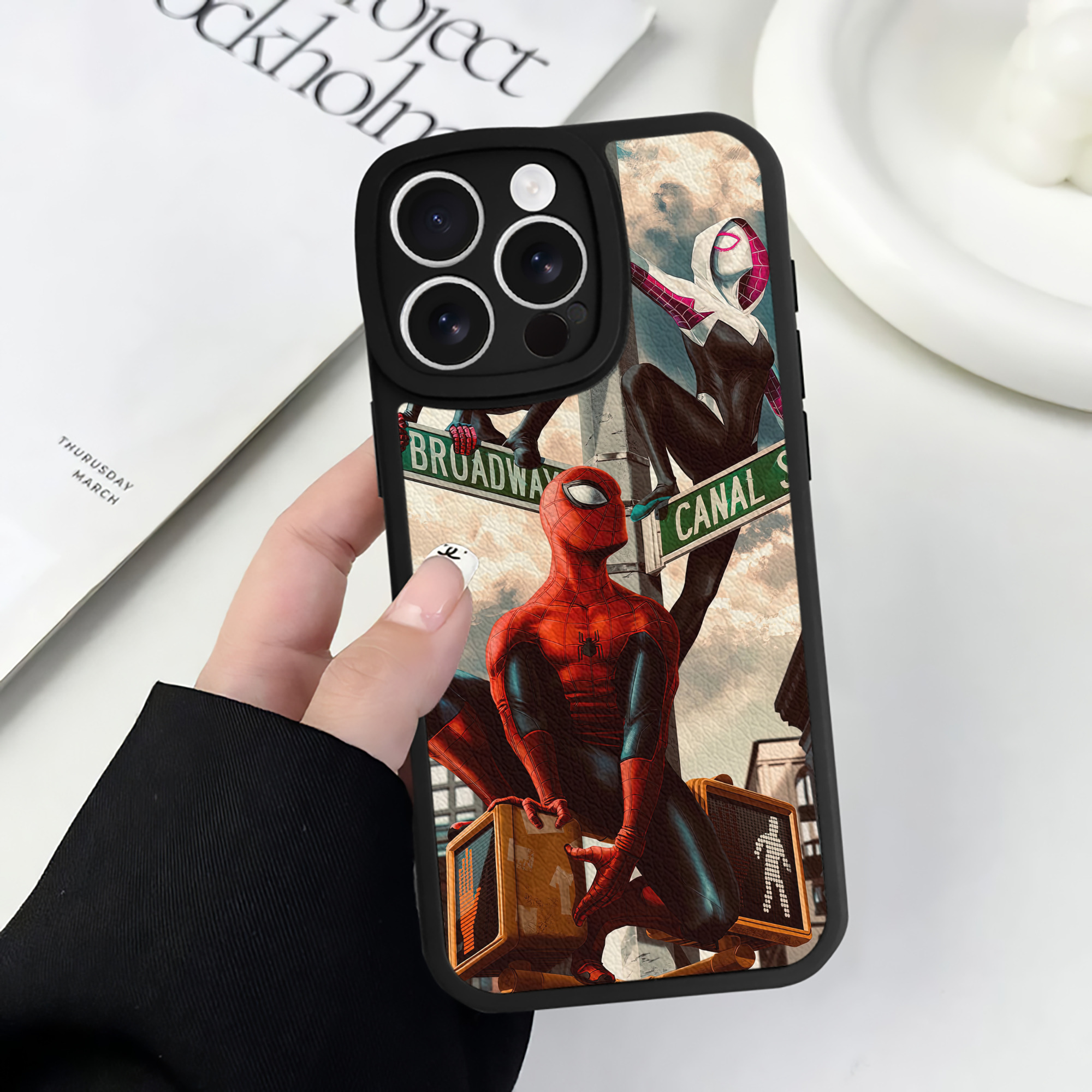 Spider Man スパイダーマン 【iPhone 16シリーズ対応】シリコンスマホケース（レザー調） 材質：シリコン